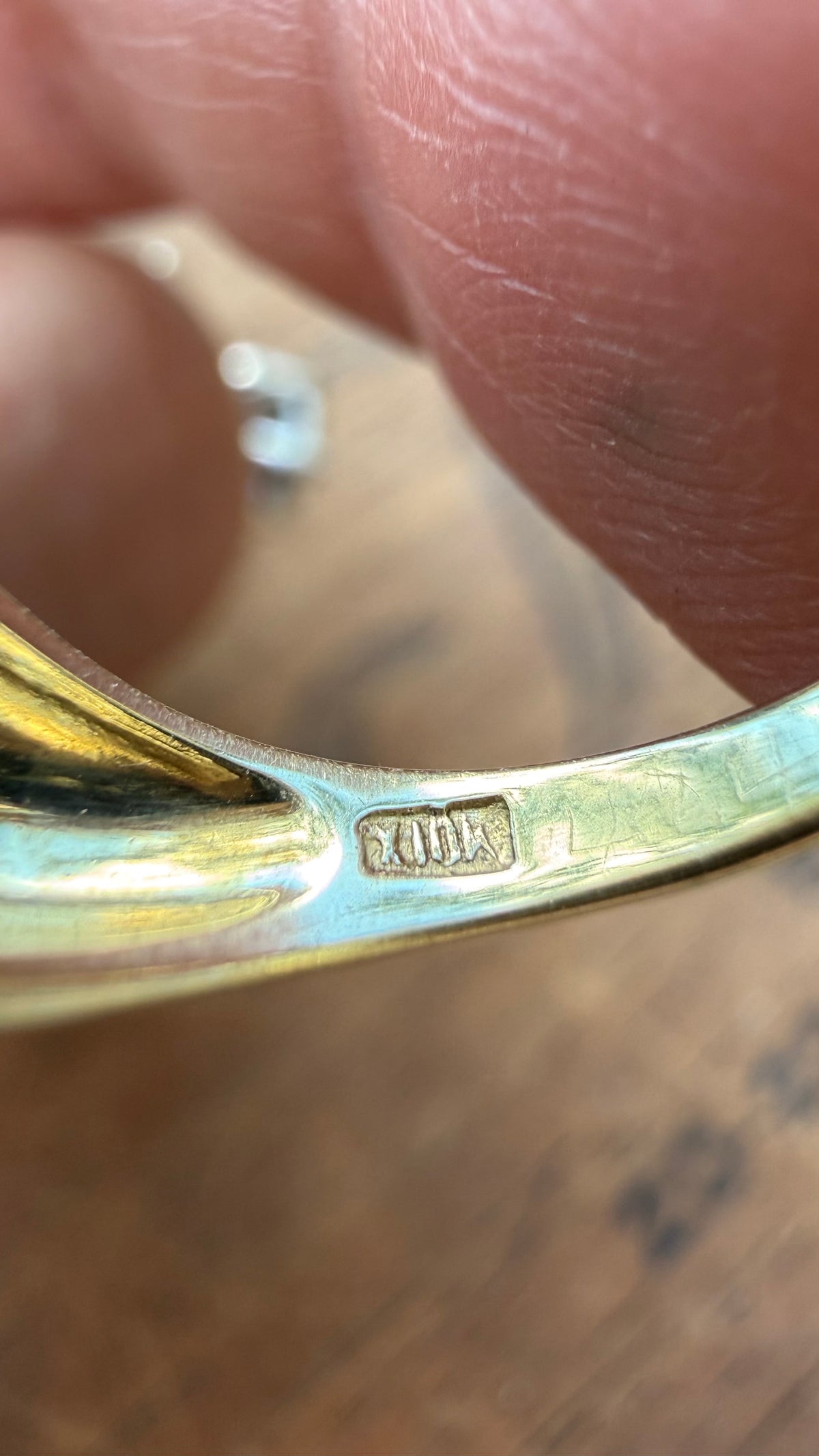 Vintage Garnet Signet Ring in 10k Yellow Gold. Size 4 1/4
